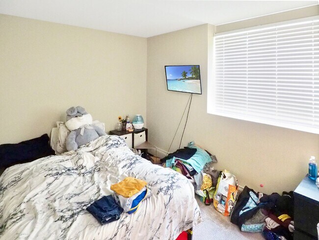 Building Photo - Clean and open 1 bedroom condo ready on Ju...