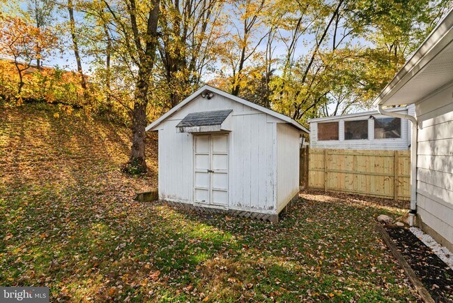 Building Photo - 4421 Kenwood Dr