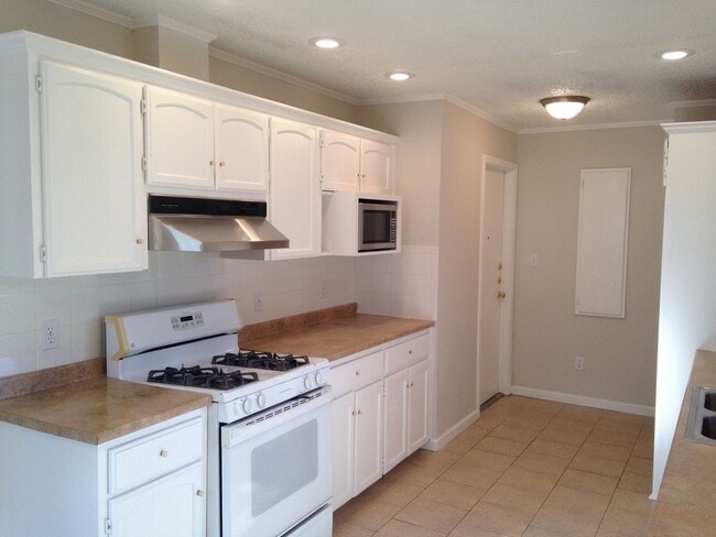 Building Photo - 410 Deepwood Dr