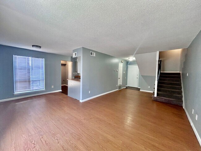 Building Photo - Newly Renovated Townhouse in Oakhaven