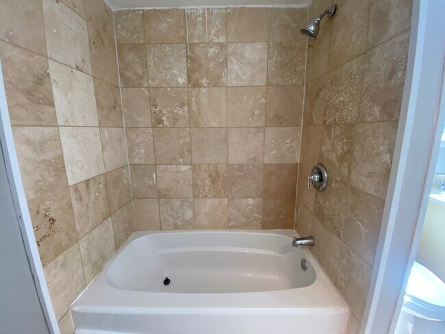 Building Photo - Gorgeous 3/4 bedroom 3 bath house for rent!