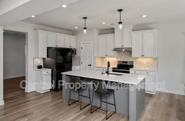 Building Photo - 200 Hollythorpe Ln