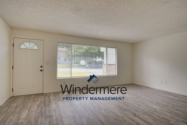 Building Photo - 4 bedroom 3 bathroom pet friendly home