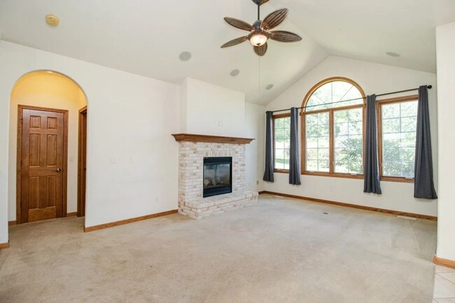 Building Photo - Charming 2BR Townhome in Waukesha