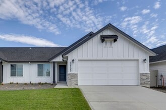 Building Photo - Charming Attached Townhome in Nampa at an Incredible Price!