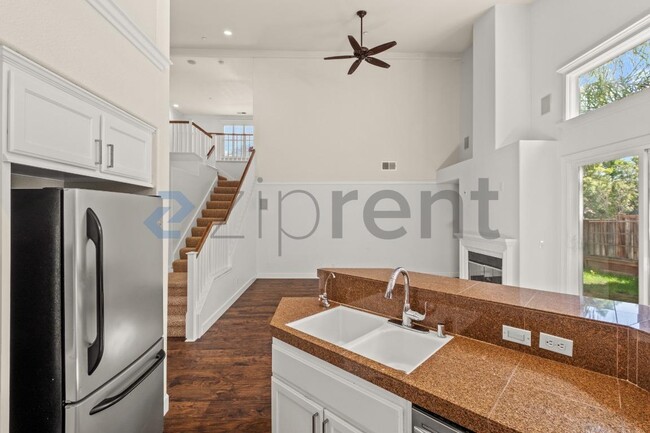 Building Photo - 338 Roundhill Dr
