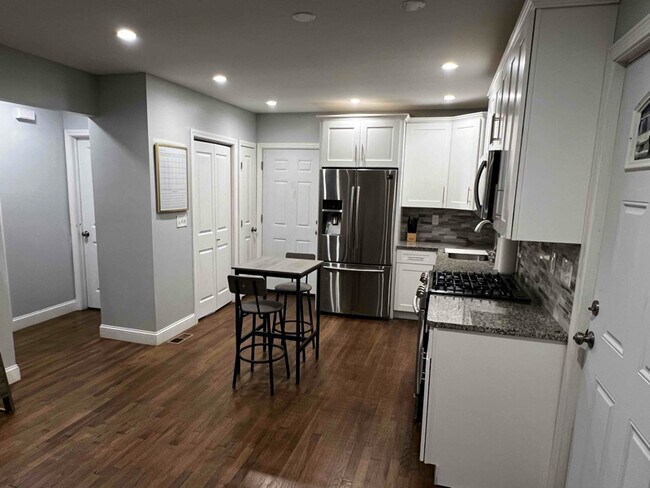 Building Photo - 2556 Main St