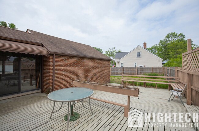 Building Photo - 3 bedroom/1 bath! PARMA!!