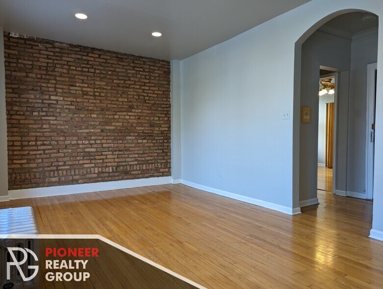 Building Photo - 4237 N Paulina St