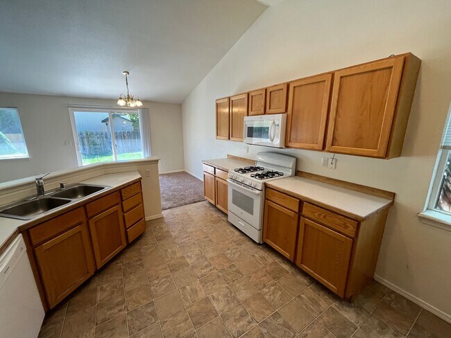 Building Photo - Cozy SE Bend 3 Bed/2 Bath Home on Large Co...