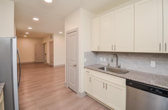 Building Photo - 6955 Turtlewood Dr