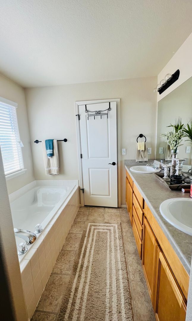 Building Photo - Gorgeous 3 bed/2.5 bath home with 3-CAR TANDEM GARAGE in Painted Sky