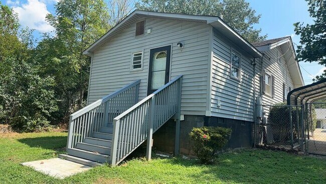 Building Photo - 3 Bedroom 1 Bathroom Renovated House with Fenced Yard