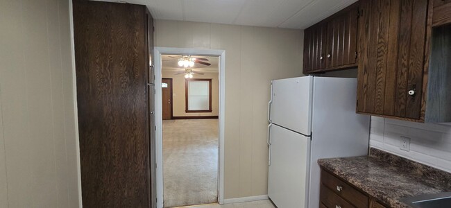 Building Photo - Spacious 2 bedroom with garage + 2 vehicle...