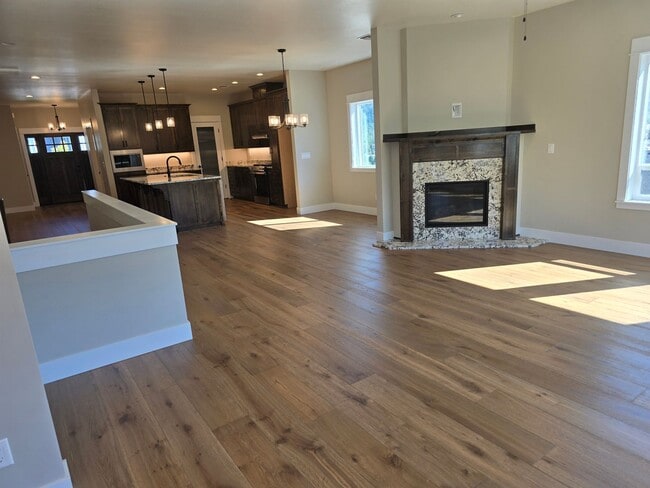 Building Photo - 3 bed 3 bath Brand-New Custom-Built home f...