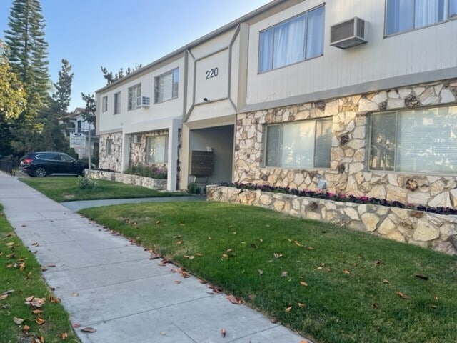 Building Photo - 220 S Doheny Dr