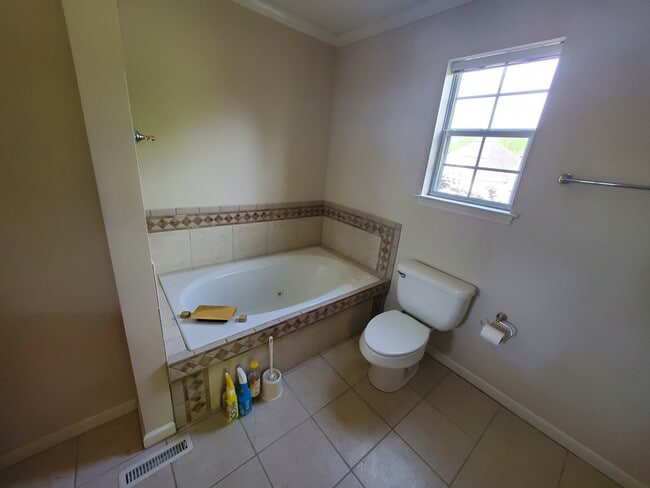 Building Photo - 5621 Chestnut Pond Dr
