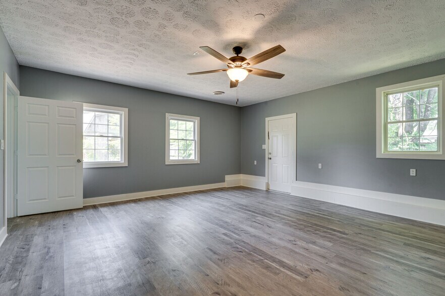 Building Photo - 279 Stones River Rd