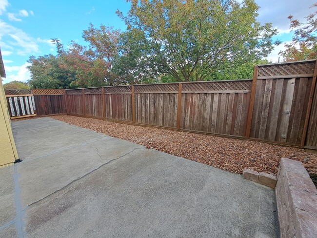 Building Photo - Expansive 3 bedroom/2.5 Bath Home in Corde...
