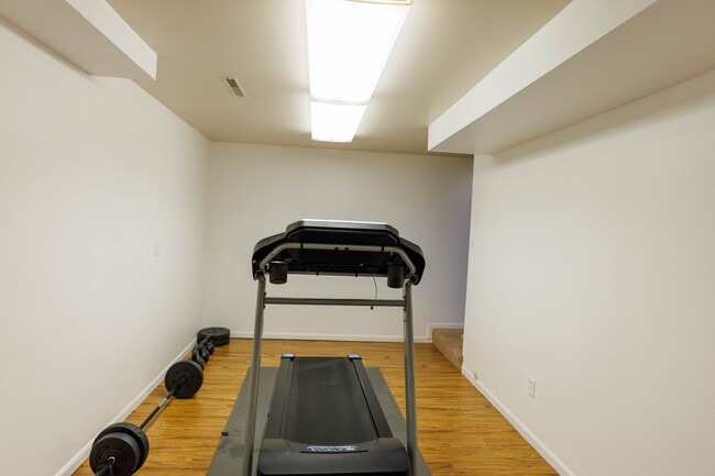 Building Photo - 2750 Greenbriar Dr
