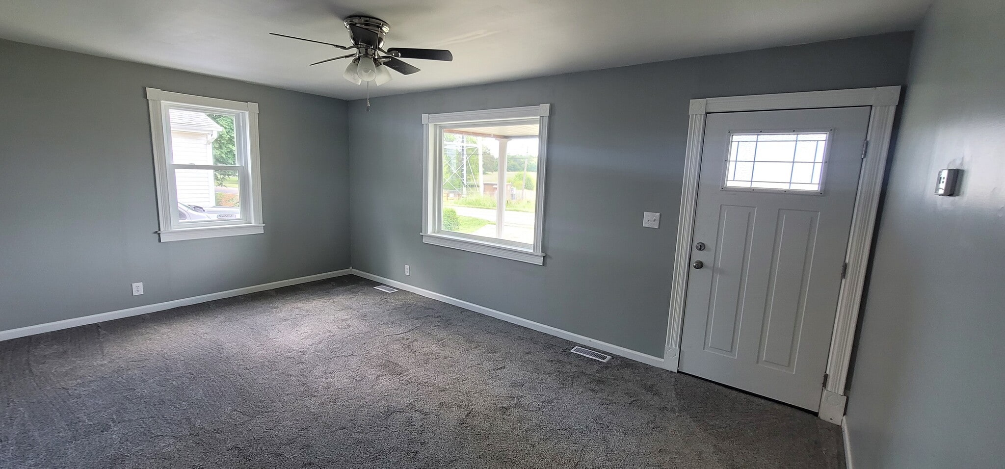 Living Room - 366 S Greensburg St