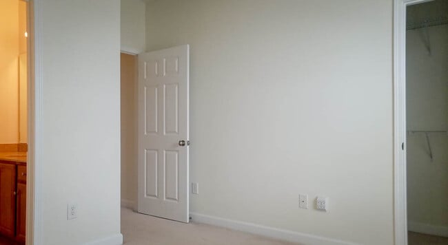 Building Photo - Steps from Shopping, Dining, & Entertainment in The Market Common