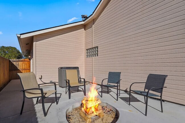 Building Photo - 9541 W Silverbirch St