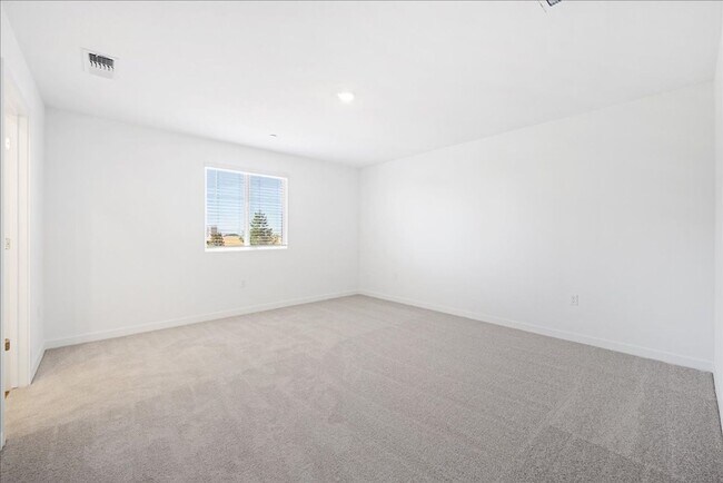 Building Photo - 3685 Vestland Ct