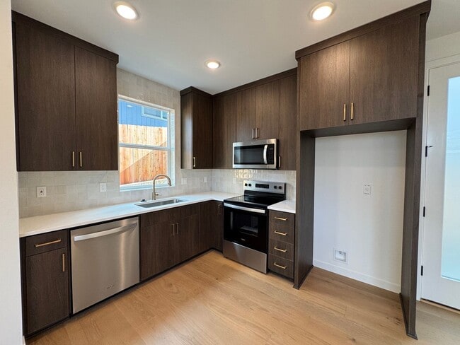 Building Photo - L0652-2