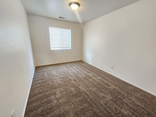 Building Photo - Nice 3 bedroom 2 bath