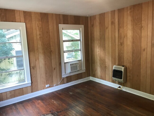 Building Photo - AVAILABLE NOW!