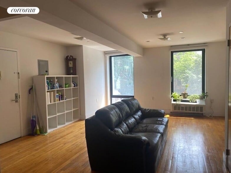 Building Photo - 2066 5th Ave