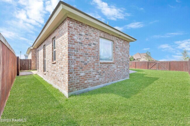 Building Photo - 201 Bayou Parc Dr