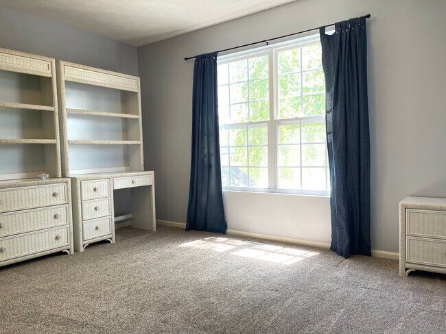 Building Photo - Move-in special. Beautiful 4 bed 2.5 bath 3000+sq ft