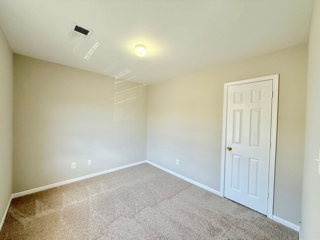 Building Photo - 3550 Crestridge Dr