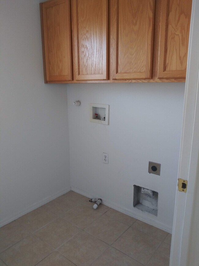 Building Photo - 3BR, 2.5BA, 2CG