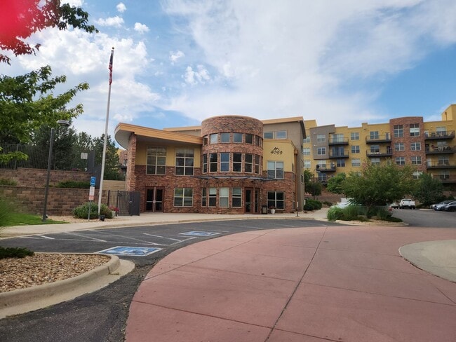 Building Photo - LOCATION, FULLY FURNISHED and LUXURY! Cher...