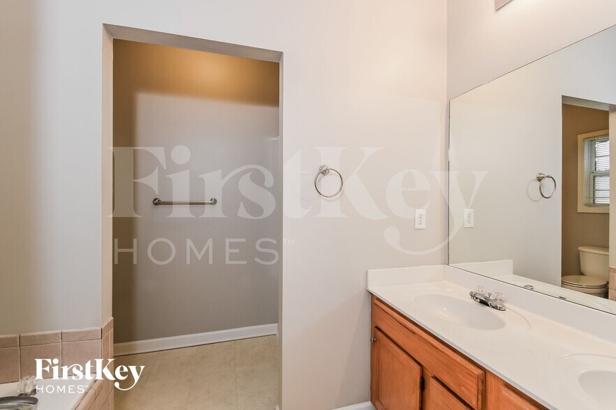 Building Photo - 135 Lexington Ct