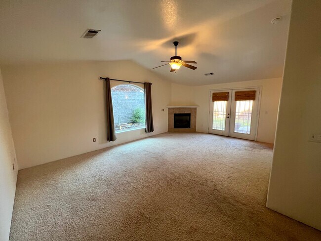 Building Photo - 923 Hampton Way