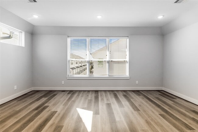 Building Photo - 1250 N Post Oak Rd