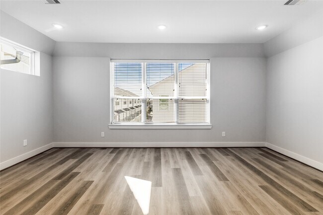 Building Photo - 1284 N Post Oak Rd