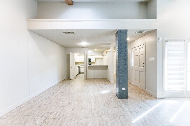Building Photo - Spacious 3/2/2
