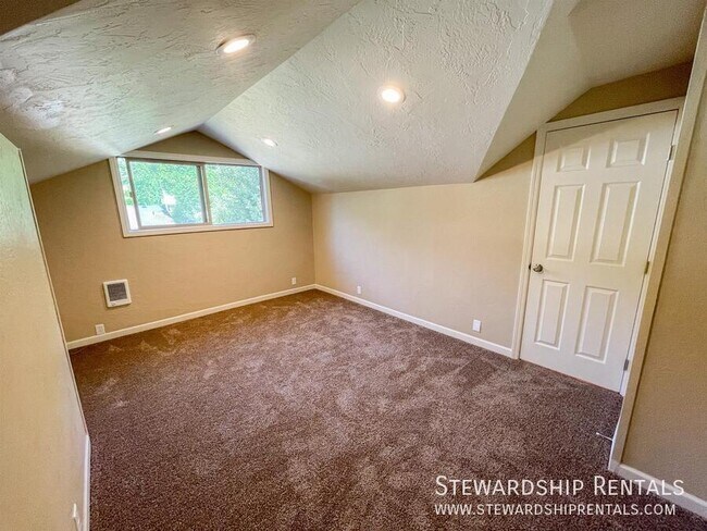 Building Photo - 2334 Augusta St