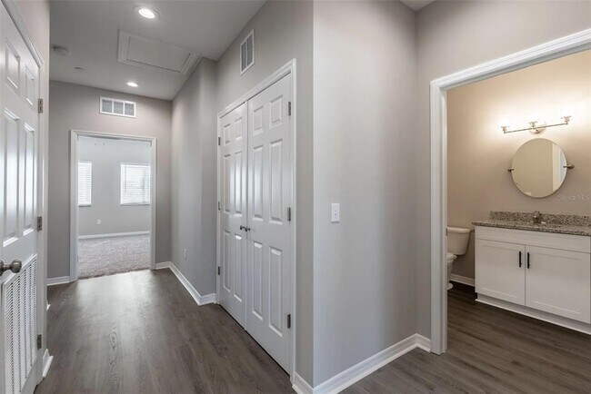 Building Photo - 2102 Sebring Pl
