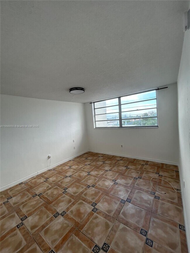 Building Photo - 7850 Byron Ave