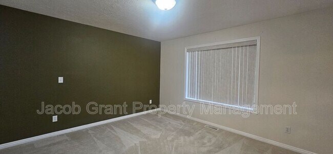 Building Photo - 3030 Devonwood Dr