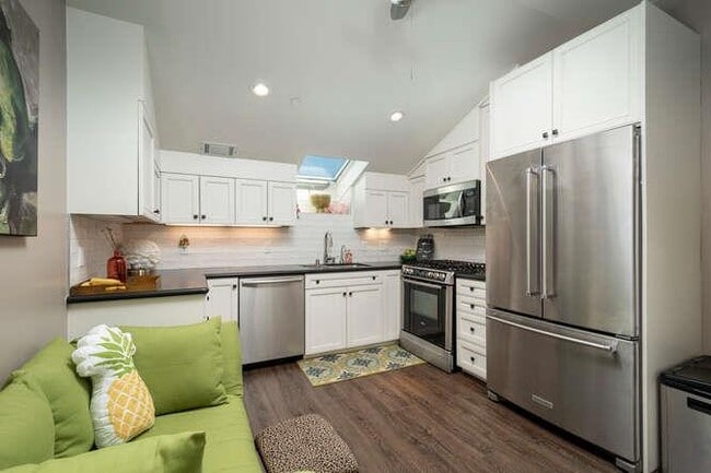 Building Photo - 2044 Fairmont Dr