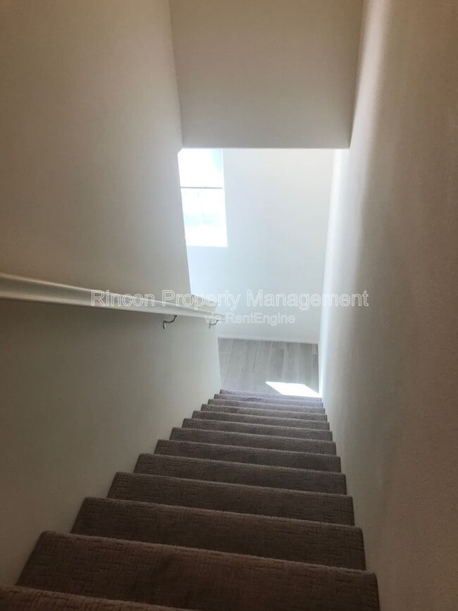 Building Photo - 581 Pioneer St