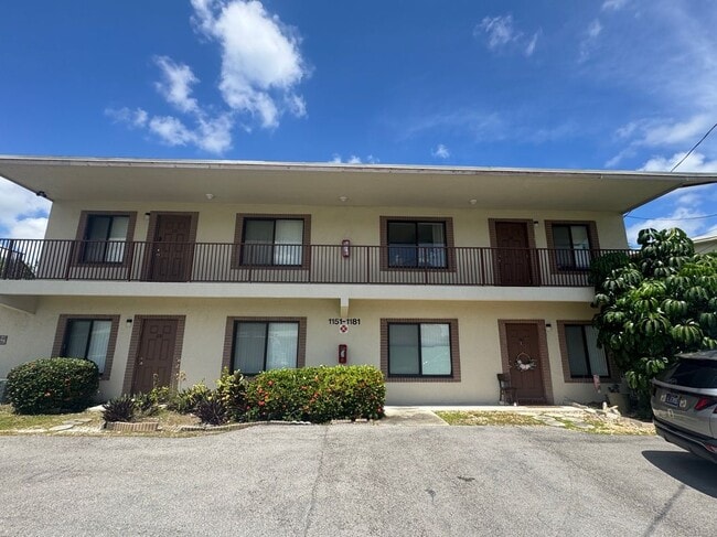 Building Photo - 1181 W River Dr