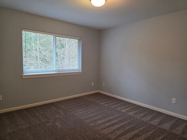 Building Photo - 4 Bedroom Home in Parkland Green!